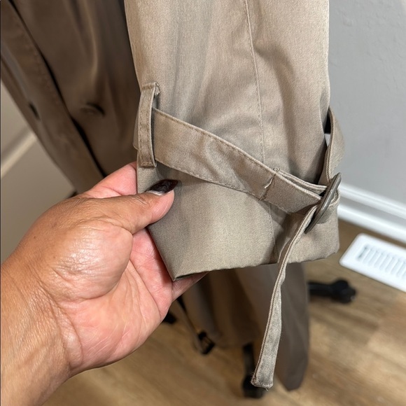 Chic Taupe Double-Breasted Trench Coat - Picture 3 of 9